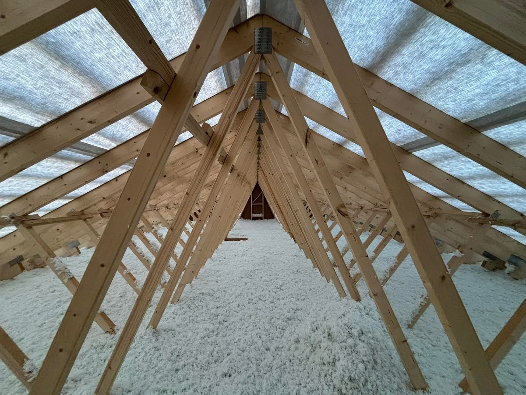 Ferdig blåseisolert loft med jevn isolasjonsdybde