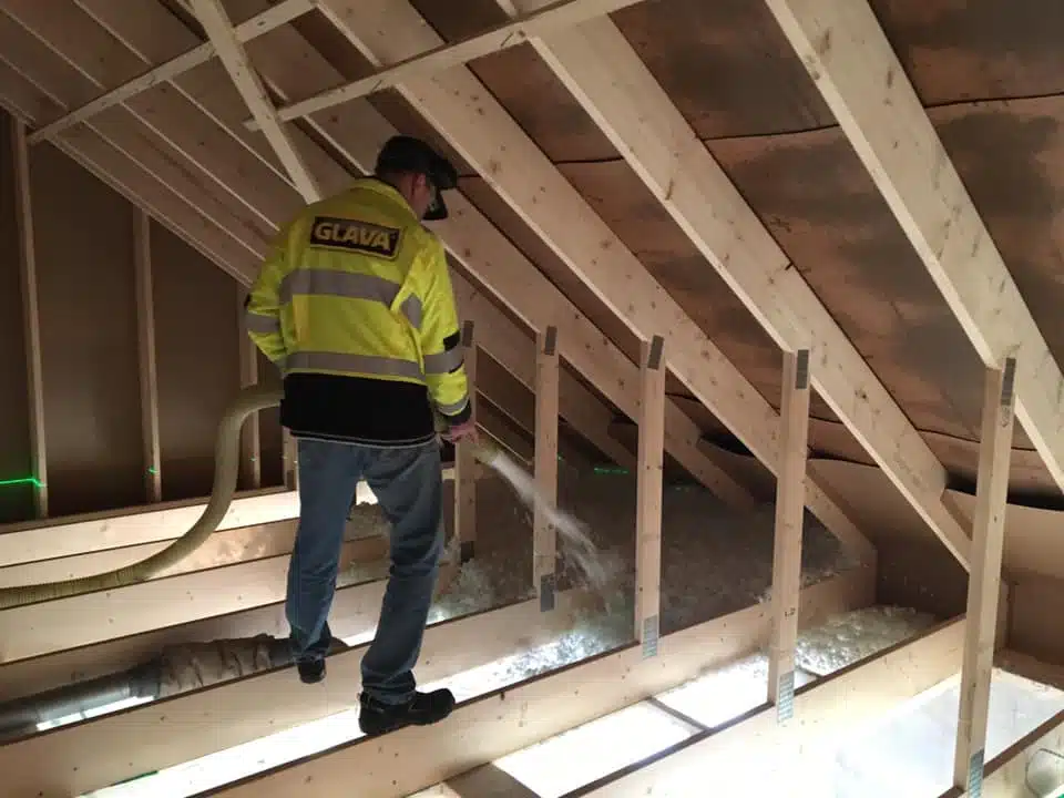 Innblåsing av løs isolasjon på kaldloft