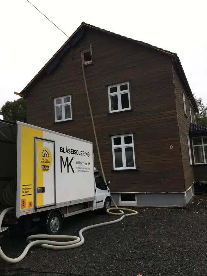 Blåseisolering blåses inn med slange