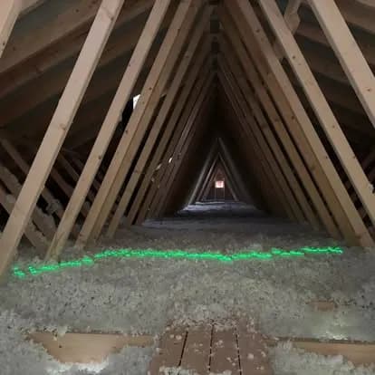 Kontrollmåling av isolasjonstykkelse på loft